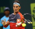 男子テニス、カタール・エクソンモービル・オープン（Qatar ExxonMobil Open 2014）シングルス2回戦。リターンを打つラファエル・ナダル（Rafael Nadal、2014年1月1日撮影）。(c)AFP/MARWAN NAAMANI