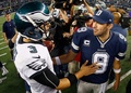 14NFL第13週、ダラス・カウボーイズ（Dallas Cowboys）対フィラデルフィア・イーグルス（Philadelphia Eagles）。試合後にダラス・カウボーイズのQBトニー・ロモ（Tony Romo、右）と握手を交わすフィラデルフィア・イーグルスのQBマーク・サンチェス（Mark Sanchez、2014年11月27日撮影）。(c)AFP/Getty Images/Tom Pennington