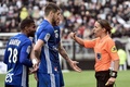 18-19フランス・リーグ1第34節、アミアン対ストラスブール。試合を担当したステファニー・フラパール主審（右、2019年4月28日撮影）。(c)FRANCOIS LO PRESTI / AFP