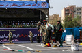 武装集団による軍事パレード襲撃が起きたイラン南西部アフワズで、負傷兵を搬送する兵士（2018年9月22日撮影）。(c)MORTEZA JABERIAN / ISNA / AFP
