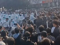 中国・鄭州市の台湾の富士康科技集団（フォックスコン）のiPhone工場で発生した抗議デモの様子を捉えた動画のスクリーンショット（2022年11月23日撮影）。(c)AFP PHOTO