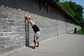 中国・北京の公園で、マスクを着用して逆立ちをする男性（2020年4月27日撮影、資料写真）。(c)WANG ZHAO / AFP