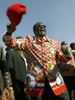 ジンバブエ・ハラレ（Harare）で開かれた決選投票前最後の集会で、支持者にあいさつするロバート・ムガベ（Robert Mugabe）大統領（2008年6月26日撮影）。(c)AFP/Alexander Joe