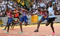 第19回世界陸上ブダペスト大会、男子100メートル決勝。トップでフィニッシュする米国のノア・ライルズ（左、2023年8月20日撮影）。(c)Kirill KUDRYAVTSEV / AFP