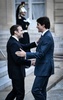 仏パリのエリゼ宮（大統領府）に到着したカナダのジャスティン・トルドー首相（右）を迎えるエマニュエル・マクロン仏大統領（2018年4月16日撮影）。(c)AFP PHOTO / STEPHANE DE SAKUTIN