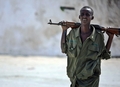 ソマリアの首都モガディシオ（Mogadishu）で依然続いているイスラム強硬派の反政府勢力との戦闘の前線近くで待機するソマリア政府軍の兵士（2009年6月21日撮影）。(c)AFP/MOHAMED DAHIR