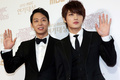 ソウルの文化放送（MBC）のディーホールで開催された「2012年MBC演技大賞」授賞式に出席した、韓国の歌手兼俳優パク・ユチョン（左）とキム・ジェジュン（2012年12月30日撮影）。(c)STARNEWS