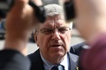 北朝鮮の金正恩（キム・ジョンウン）朝鮮労働党委員長との会談を終え、中国・北京に到着した国際オリンピック委員会（IOC）のトーマス・バッハ会長（2018年3月31日撮影）。(c)AFP PHOTO / Greg Baker