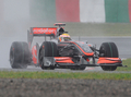 09F1第15戦日本GP（%%Japanese Grand Prix 2009%%）フリー走行2回目。5周を走行し4番手となるベストラップ1分47秒983を記録したマクラーレン・メルセデス（%%McLaren-Mercedes%%）のルイス・ハミルトン（%%Lewis Hamilton%%）。（2009年10月2日撮影）(c)AFP/Toru YAMANAKA
