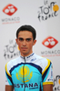 開幕を4日に控える2009ツール・ド・フランス（%%2009 Tour de France%%）の出場チームが2日、スタート地のモナコ（Monaco）で開催された公式プレゼンテーションに参加し、スキル・シマノ（%%Skil-Shimano%%）の別府史之（%%Fumiyuki Beppu%%、日本）やBBOXブイグ・テレコム（%%BBOX Bouygues Telecom%%）の新城幸也（%%Yukiya Arashiro%%、日本）らが登場した。写真は公式プレゼンテーションに出席するアスタナ（%%Astana%%）のアルベルト・コンタドール（%%Alberto Contador%%、スペイン）。（2009年7月2日撮影）（c）AFP/LIONEL BONAVENTURE