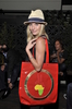 チャリティ・ブランド「オムニピース(OmniPeace)」のバッグを手にした女優のケイト・ボスワース（Kate Bosworth）。(c) OmniPeace