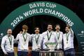 イタリアがデ杯連覇 世界1位シナーは圧巻のシーズン有終 男子テニスの国別対抗戦デビスカップ、決勝、イタリア対オランダ。優勝を喜ぶイタリアの選手ら(2024年11月24日撮影)。(c)Thomas COEX / AFP