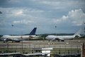 マレーシアのクアラルンプール国際空港で、駐機されたままのボーイング747-200F型機2機（2015年12月8日撮影）。(c)AFP/MOHD RASFAN
