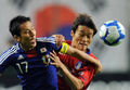 サッカー国際親善試合、韓国対日本。韓国の辛炯珉（Shin Hyung-Min、シン・ヒョンミン、右）とボールを競る長谷部誠（Makoto Hasebe、2010年10月12日撮影）。(c)AFP/JUNG YEON-JE