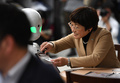 注文票をロボット「オリヒメディー」に渡す来客（2018年11月26日撮影）。(c)AFPBB News/Yoko Akiyoshi