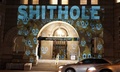 米首都ワシントンにあるトランプ・インターナショナル・ホテルに映し出された「shithole（シットホール）」の文字。(c)Sorane Yamahira / Bellvisuals.com