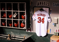 09MLB、ロサンゼルス・エンゼルス・オブ・アナハイム（%%Los Angeles Angels of Anaheim%%）対ボストン・レッドソックス（%%Boston Red Sox%%）。試合はエンゼルスが6-3で勝利を収めた。写真は9日に交通事故で亡くなったチームメイトのニック・エイデンハート（%%Nick Adenhart%%）のユニフォームが掲げられるエンゼルスのベンチ。（2009年4月10日撮影）(c)AFP/Getty Images/Kevork Djansezian