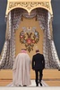 ロシアの首都モスクワのクレムリンで、首脳会談の前に開かれた歓迎式典に出席したサウジアラビアのサルマン国王（左）とロシアのウラジーミル・プーチン大統領（右、2017年10月5日撮影）。(c)AFP/Yuri KADOBNOV