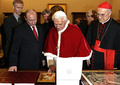 ロシアのウラジーミル・プーチン大統領（左）と前ローマ教皇ベネディクト16世。バチカンにて（2007年3月13日撮影）。(c)ANDREW MEDICHINI / POOL / AFP