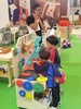 第２１回国際玩具・教育設備展覧会の展示品で遊ぶ子ども（2023年10月17日撮影）。(c)Xinhua News