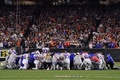 22NFL第17週、シンシナティ・ベンガルズ対バッファロー・ビルズ。チームメートのダマー・ハムリンがフィールド上で倒れた後、円陣を組んで祈るバッファロー・ビルズの選手と関係者（2023年1月2日撮影）。(c)Dylan Buell/Getty Images/AFP