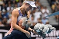 全豪オープンテニス、女子シングルス3回戦。試合後、父親のピョートルさん（下）に抱き上げられるキャロライン・ウォズニアッキ（2020年1月24日撮影）。(c)Greg Wood / AFP
