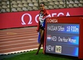 陸上、ダイヤモンドリーグ、メモリアル・ヴァンダム。女子1時間走の世界新記録が示された電光掲示板の横でポーズをとるシファン・ハッサン（2020年9月4日撮影）。(c)Martin BUREAU / AFP