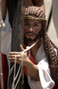 2008年3月20日、フィリピンのMandaluyongで、イースター（Easter、復活祭）の行事の一環で、十字架を背負って歩くカトリック教徒。(c)AFP/LUIS LIWANAG