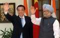 インド・ニューデリー（New Delhi）で会談前に手を振る中国の李克強（Li Keqiang）首相（左）とインドのマンモハン・シン（Manmohan Singh）首相（2013年5月20日撮影）。(c)AFP/RAVEENDRAN