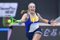 テニス中国オープン、女子シングルス準決勝。リターンを打つエレナ・オスタペンコ（2017年10月7日撮影）。(c)AFP/GREG BAKER