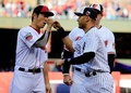 第85回MLBオールスターゲーム（85th All-Star Game）。試合前の選手紹介で、上原浩治（Koji Uehara、左）と拳を合わせるデレク・ジーター（Derek Jeter、2014年7月15日撮影）。(c)AFP/Getty Images/Rob Carr