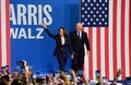 米大統領選の民主党候補、カマラ・ハリス副大統領と副大統領候補のティム・ワルツ・ミネソタ州知事。フィラデルフィアで（2024年8月6日撮影）。(c)MATTHEW HATCHER / AFP