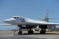 ベネズエラ首都カラカス北郊の空港に到着したロシアのツポレフ160（Tu160）長距離爆撃機（2018年12月10日撮影）。(c)Federico PARRA / AFP