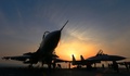 中国軍の海上演習で、同国唯一の空母「遼寧」に駐機されたJ15戦闘機（2018年4月24日撮影）。(c)AFP PHOTO