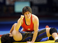 子レスリング世界選手権2008、67キロ級決勝で新海真美を下し、優勝を喜ぶカナダのマルティン・ダグレニエ（中央上）。（2008年10月11日撮影）(c)AFP/Yoshikazu TSUNO