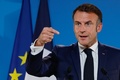 ベルギー・ブリュッセルで、欧州連合（EU）首脳会議後の記者会見に臨むフランスのエマニュエル・マクロン大統領（2024年10月17日撮影）。(c)Ludovic MARIN / AFP