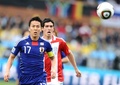 2010年サッカーW杯南アフリカ大会（2010 World Cup）決勝トーナメント1回戦、パラグアイ対日本。ボールを追い駆ける長谷部誠（Makoto Hasebe、2010年6月29日撮影）。(c)AFP/JEWEL SAMAD