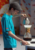 コーヒーの国際見本市「コーヒーの世界2013（World of Coffee）」が、南仏のニース（Nice）で26日から3日間の日程で開催中だ。27日には「カフェラテアート」選手権や「利き豆」選手権も行われた。

写真は、会場でコーヒーをいれる男性（2013年6月27日撮影）。(c)AFP/JEAN CHRISTOPHE MAGNENET