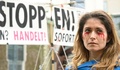 ドイツの首都ベルリンで行われた、ロシアのウクライナ侵攻に反対するデモの参加者（2022年5月4日撮影、資料写真）。(c)Tobias SCHWARZ / AFP