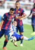 サッカー親善試合、HJKヘルシンキ（HJK Helsinki）対FCバルセロナ（FC Barcelona）。HJKヘルシンキの選手とボールを競るFCバルセロナのペドロ・ロドリゲス・レデスマ（Pedro Rodriguez Ledesma、2014年8月9日撮影）。(c)AFP/LEHTIKUVA/Vesa Moilanen
