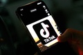 動画投稿アプリ「ティックトック」のロゴが表示されたスマートフォンの画面。アフガニスタンの首都カブールで（2022年4月21日撮影）。(c)Wakil Kohsar / various sources / AFP