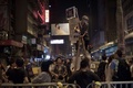 香港（Hong Kong）の旺角（モンコック、Mongkok）地区で、道路にバリケードを築く民主派デモ隊（2014年10月21日撮影）。(c)AFP/Nicolas ASFOURI