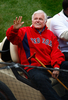 09MLB、ボストン・レッドソックス（%%Boston Red Sox%%）対タンパベイ・レイズ（%%Tampa Bay Rays%%）。試合はレッドソックスが5-3で勝利し、開幕戦を白星で飾った。写真は始球式に登場するケッド・ケネディ（%%Ted Kennedy%%）上院議員。（2009年4月7日撮影）(c)AFP/Getty Images/Jim Rogash