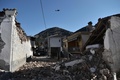 ギリシャ中部テッサリア地域のダマシ村で、地震により損壊した建物（2021年3月3日撮影）。(c)Sakis MITROLIDIS / AFP