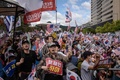 韓国・ソウル中心部で行われた、文在寅（ムン・ジェイン）大統領の退陣を要求するデモの参加者ら（2019年10月3日撮影）。(c）Ed JONES / AFP