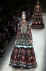 フランス・パリ市内で発表された「ヴァレンティノ（VALENTINO）」14年春夏コレクション（2013年10月1日撮影）。(c)AFP/PATRICK KOVARIK