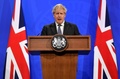 ボリス・ジョンソン英首相（2021年4月20日撮影、資料写真）。(c)TOBY MELVILLE / POOL / AFP