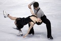 フィギュアスケート・グランプリ（GP）シリーズ第5戦、エリック ・ボンパール杯（Trophee Eric Bompard 2013）アイスダンス・ショートダンス（SD）。演技に臨むテッサ・ヴァーチュー（Tessa Virtue）/スコット・モイア（Scott Moir）組（2013年11月15日撮影）。(c)AFP/KENZO TRIBOUILLARD