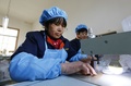 中国山東省にあるASLマスクの工場で働く作業員（2016年1月27日撮影）。(c)AFP
