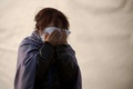 韓国南西部・珍島（Jindo）で涙を流す、沈没した旅客船セウォル（Sewol）号の乗客の家族（2014年4月21日撮影）。(c)AFP/Nicolas ASFOURI